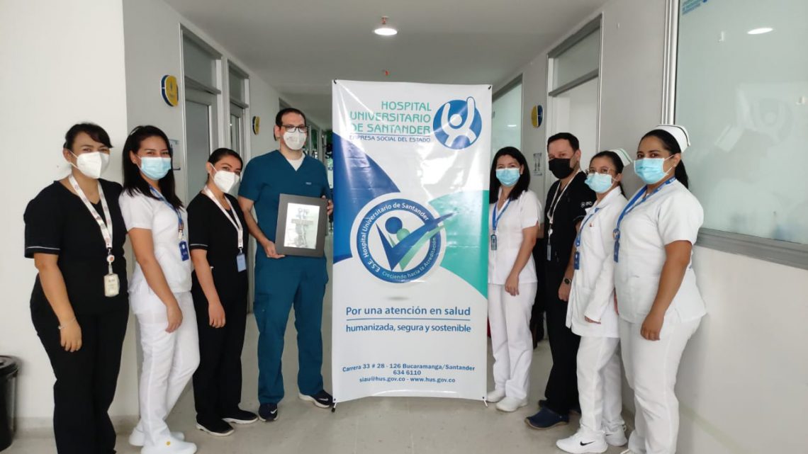 Equipo de acceso vascular montrando el reconocimiento recibido por parte de Infusion Nurses Society