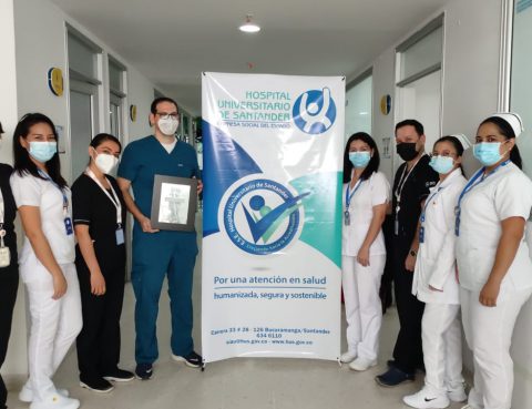 Equipo de acceso vascular montrando el reconocimiento recibido por parte de Infusion Nurses Society