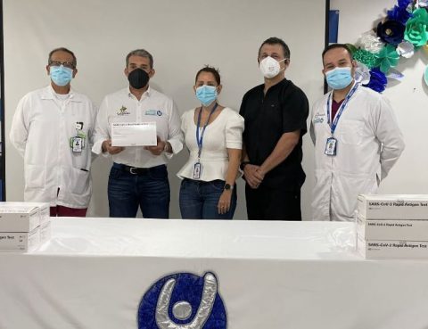 Fotografía del gerente del hospital universitario de santander recibiendo las pruebas antigeno