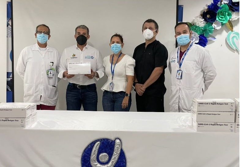 Fotografía del gerente del hospital universitario de santander recibiendo las pruebas antigeno